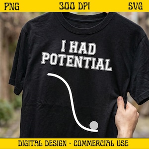 Pode incluir: Camiseta preta com o texto branco "I HAD POTENTIAL". Um gráfico de linha branca e bola cinza está abaixo do texto. A camiseta é segurada por uma mão. A parte inferior da imagem diz "DIGITAL DESIGN - COMMERCIAL USE".