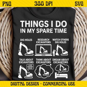 Könnte beinhalten: Schwarzes T-Shirt mit weißem Text und Baggersymbolen. Das Shirt trägt die Aufschrift "THINGS I DO IN MY SPARE TIME" mit Sätzen wie "DIG HOLES" und "DREAM ABOUT EXCAVATORS". Enthält "DIGITAL DESIGN - COMMERCIAL USE".