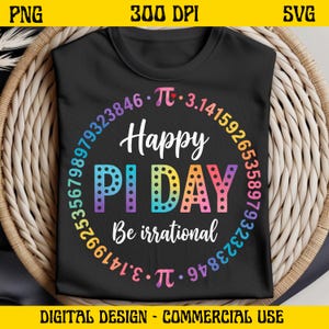 Puede incluir: Camiseta negra con el texto "Happy Pi Day" en letras blancas y coloridas. Las palabras "Pi Day" están en un degradado arcoíris. El número pi y los dígitos de pi están en un círculo alrededor de las palabras. La frase "Be irrational" está debajo.