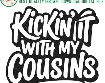 Puede incluir: Un diseño gráfico en blanco y negro con el texto "Kickin' it with my Cousins". El diseño incluye las palabras "PNG 300 DPI SVG" y "Best Quality Instant Download Digital File".