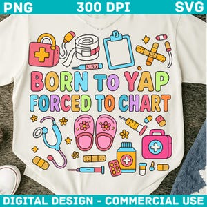 以下が含まれることがあります： 医療をテーマにしたイラストと「BORN TO YAP FORCED TO CHART」の文字がプリントされた、カラフルなグラフィックデザインの白いTシャツ。聴診器、医療バッグ、その他の医療シンボルが含まれています。
