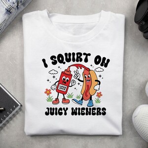 Jag sprutar på saftiga wieners Svg, roliga t-shirts Svg, Cricut, sublimering, vuxenhumor Svg, rå humor Svg, skämtgåva Svg, skämtgåvor Svg bild 4