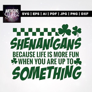 Puede incluir: Gráfico verde con la palabra "Shenanigans" y la frase "Porque la vida es más divertida cuando estás tramando algo." La imagen también incluye tréboles, el texto "SVG | EPS | AI | PDF | JPG | PNG | DXF" y el logotipo de Artistic Stella.