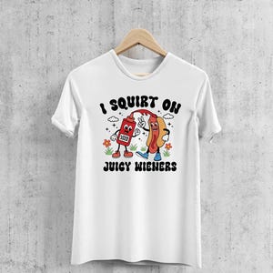 Jag sprutar på saftiga wieners Svg, roliga t-shirts Svg, Cricut, sublimering, vuxenhumor Svg, rå humor Svg, skämtgåva Svg, skämtgåvor Svg bild 2