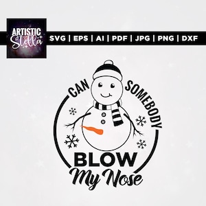 以下が含まれることがあります： 人参の鼻、帽子、スカーフを着けた雪だるまを特徴とする白黒のグラフィックデザイン。「CAN SOMEBODY BLOW My Nose」の文字が雪だるまの周りを円形にデザインされています。画像には「ARTISTIC Stella」の文字も含まれています。