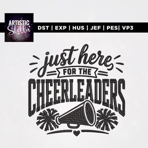 Op de afbeelding: Een borduurontwerp met de zwarte tekst just here FOR THE CHEERLEADERS, een megafoon en twee pompons. Bovenaan staan het Artistic Stella logo en de bestandsformaten DST, EXP, HUS, JEF, PES en VP3 op een lichte achtergrond.