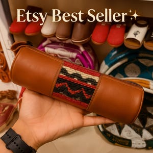 Étui à crayons unisexe en cuir tribal | Sac marocain tissé à la main à fermeture éclair | Pochette tissée pour l'école, les fournitures artistiques, le maquillage ou les voyages