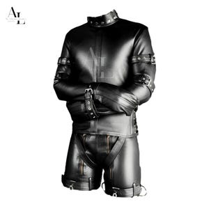 Puede incluir: Una chaqueta recta de cuero negro con cuello alto con tachuelas y múltiples hebillas. La chaqueta tiene mangas largas y se combina con pantalones cortos a juego con cremalleras y correas. El diseño es elegante y atrevido.