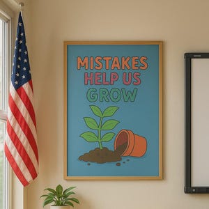 Puede incluir: Una escena de aula con un póster enmarcado con el texto "MISTAKES HELP US GROW" sobre una ilustración de una planta. Una bandera estadounidense cuelga cerca de una ventana. Una pequeña planta en una maceta blanca está en una estantería de madera con libros.