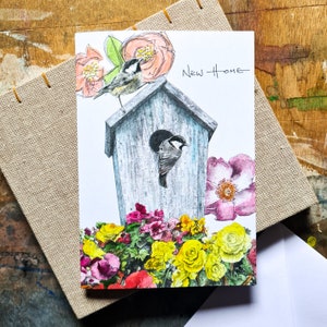 Cartão New Home - cheio de flores, caixa de pássaros azul vintage - em branco por dentro