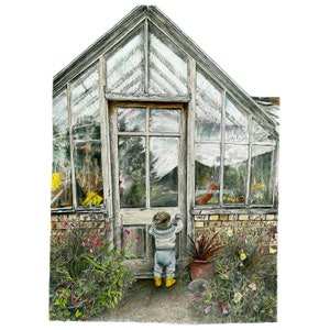 Może przedstawiać: Małe dziecko w niebieskim swetrze i żółtych butach stoi przed drewnianymi drzwiami do szklarni. Szklarnia jest wykonana ze szkła i ma drewniane ramy. Wewnątrz szklarni rosną rośliny.