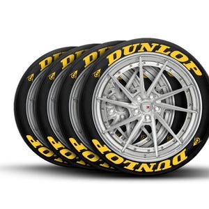 Puede incluir: Cuatro neum&aacute;ticos Dunlop negros con llantas plateadas apilados. Los neum&aacute;ticos tienen letras y logotipos Dunlop amarillos. Las llantas tienen un dise&ntilde;o de radios m&uacute;ltiples.