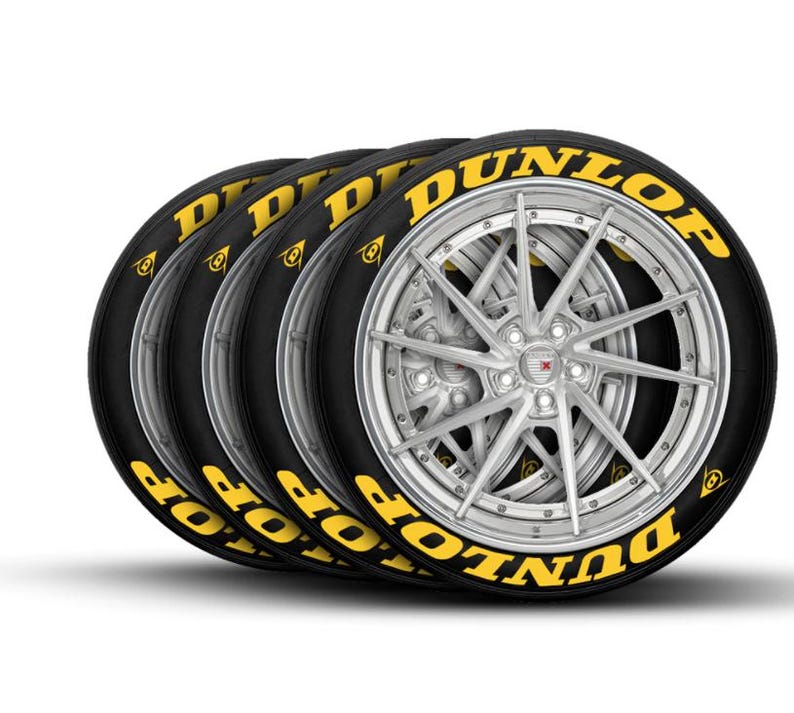 Puede incluir: Cuatro neum&aacute;ticos Dunlop negros con llantas plateadas apilados. Los neum&aacute;ticos tienen letras y logotipos Dunlop amarillos. Las llantas tienen un dise&ntilde;o de radios m&uacute;ltiples.