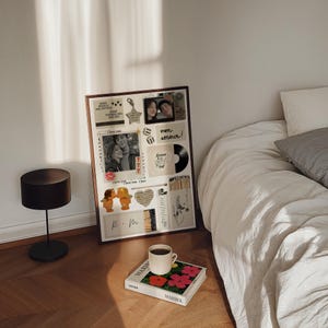 Op de afbeelding: Een ingelijste collage met foto's, tekst en decoratieve elementen. De collage bevat een foto van een stel, de tekst "mon amour!" en een vinylplaat. Een kopje koffie staat op een boek met bloemen.