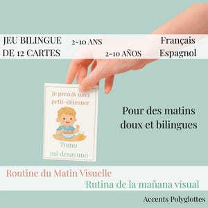 Peut inclure: Une tasse en céramique blanche avec une anse noire et le texte "But First, Coffee" en gras noir. La tasse est posée sur un fond flou, suggérant un cadre chaleureux.