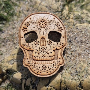Wooden sugar skull brooch pin, skull pin badge, wooden jewellery, pretty skull pin, sugar skull pin