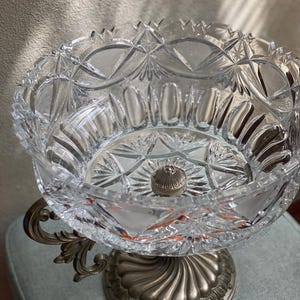 Vintage/Antigue Crystal Pedestal Fruit Bowl disch /object decor /centerpiece