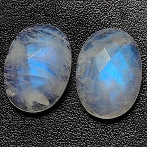 Paar regenboogmaansteen: gefacetteerde ovale edelstenen, blauwe glans: 13 x 18 mm