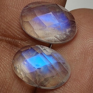 Paar regenboogmaansteen: gefacetteerde ovale edelstenen, 8 x 12 mm