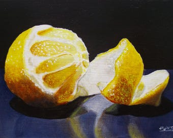 Geschälte Zitrone im Hell-Dunkel-Kontrast, gerahmtes Stillleben, Ölgemälde, 10 x 15 cm, traditionelles Originalkunstwerk, handgemalt, Küche