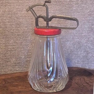 Dispensador de jarabe de vidrio estriado vintage con tapa de metal rojo y bomba de gatillo para el pulgar de 7 pulgadas.