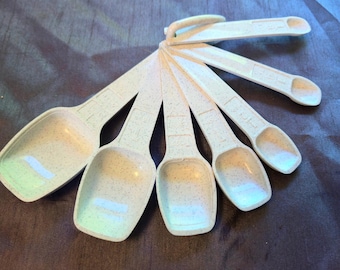 Retro Vintage Tupperware Messlöffel Set D Ring Weiß gesprenkelt Feuerwerk