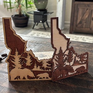 Decorazione rustica in legno dello stato dell'Idaho / Scena di foresta incisa al laser / Decorazione fatta a mano per baite e case di montagna / Regalo dell'Idaho / Regalo per gli amanti della natura