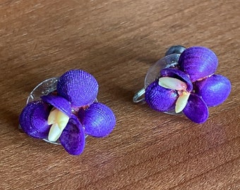 1950s Vintage Purple African Violets Flower Screwback Earrings  Shells