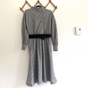 Vestido midi de manga larga a cuadros vintage de lana clara para oficina de los años 80