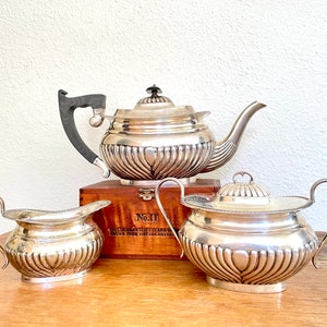 Serwis do herbaty ze srebra próby 925 z lat 30. XX wieku w stylu art déco, 4-częściowy, Edward Viner, Sheffield, Anglia, dzbanek do herbaty, śmietanka, cukierniczka, antyczny prezent, wystrój domu