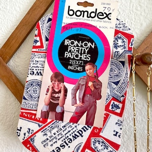 Puede incluir: Un paquete azul y rosa de parches para planchar con la marca "bondex" y el texto "Iron-on Pretty Patches 2 (5 x 7)" impreso en la parte delantera. El paquete presenta una foto de dos niños que llevan jeans y una camiseta roja.