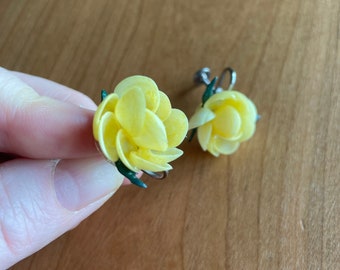 1950s Vintage Yellow Shell Goldenrod Blossom Screwback Earrings