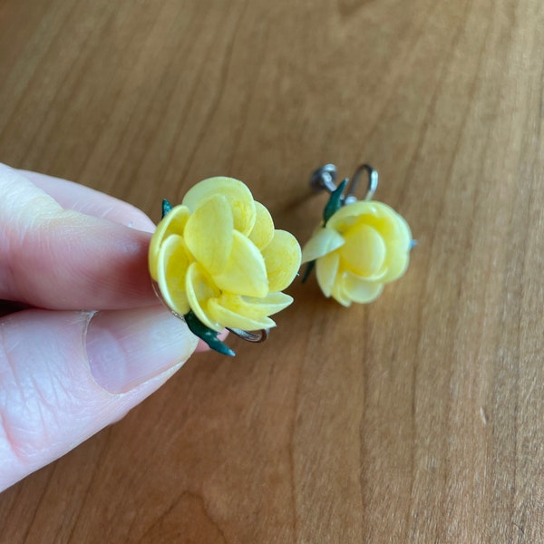 1950s Vintage Yellow Shell Goldenrod Blossom Screwback Earrings