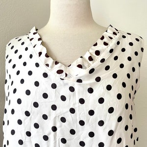 Jaren '60 Vintage mouwloze shiftjurk met stippen en gelaagde ruches Detail Large XL afbeelding 5