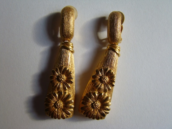 Escada daisy earrings