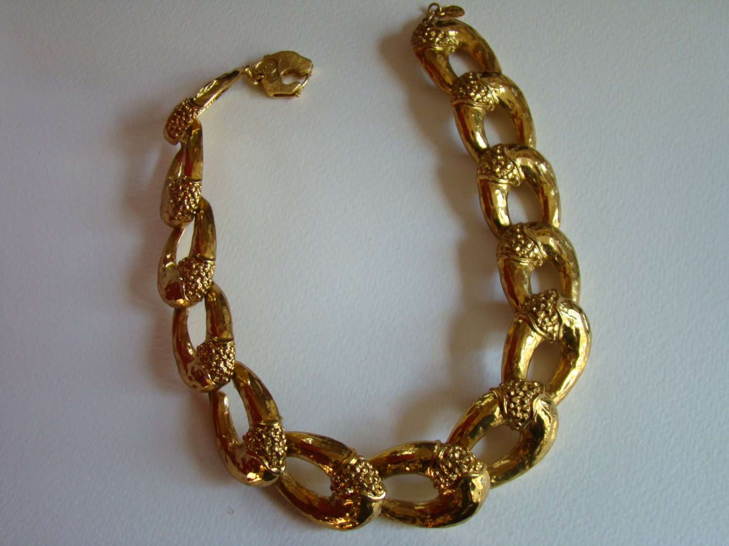 Collier Vintage Signé Linda Hattab - Pendentif Sculptural Doré, Excellent état
