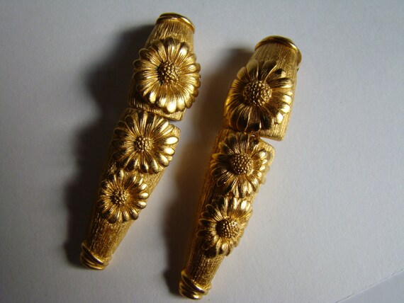 Escada daisy earrings