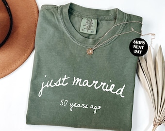 Regalo divertido de aniversario, camiseta para parejas recién casadas, regalo de aniversario vintage, camiseta a juego para parejas "Recién casados hace 50 años" Comfort Colors®