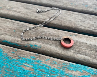 Kleine ketting met hanger in ringstijl van hout en roze