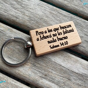 Spanish Scripture Keychain- &quot;Pero a los que buscan a Jehová no les faltará nada bueno Salmos 34:10&quot; -Wood Keychain