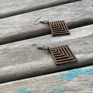 Wood Detailed Diamond-Shaped Earrings