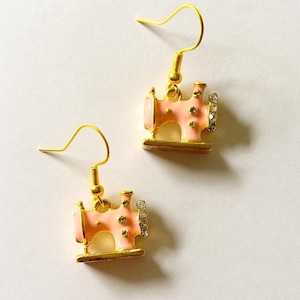 Sewing Machine Earrings –Vintage-Inspired Sewing Jewelry | Rhinestone Charm Dangles | Seamstress Gift | Craft Earrings for Quilters & Makers