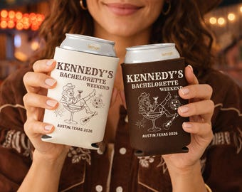 Enfriadores de latas personalizados para despedida de soltera del oeste, fundas para bebidas para despedidas de soltera de rodeo, recuerdos a juego para el fin de semana de vaqueras.