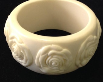 VTG New old Stock Chunky Lucite/Acrylic White Roses Bangle Victorian Style, Boho