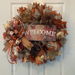 Rustic Fall Welcome Wreath: Deco Mesh, Pumpkins & Glitter Leaves