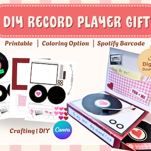 Könnte beinhalten: DIY-Plattenspieler-Geschenkset mit bedruckbaren Komponenten. Enthält ein Plattenspieler-Design mit Spotify-Barcode, eine Kassette und Herz-Akzente. Der Text lautet "DIY Record Player Gift" und "To my best Boy friend! <3".