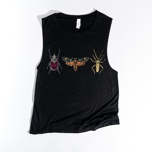 Puede incluir: Camiseta negra sin mangas con un estampado gráfico de tres insectos: un escarabajo, una polilla y un insecto palo.