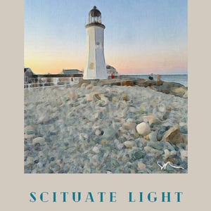 Op de afbeelding: Een artistieke print van Scituate Light, een witte vuurtoren met een donkere top, tegen een blauwe lucht en een rotsachtige kustlijn. De tekst "SCITUATE LIGHT, SCITUATE, MA" staat onder de afbeelding.