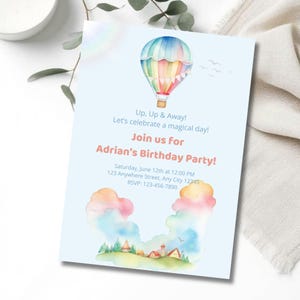 Convite de aniversário de balão de ar quente para meninos, modelo editável para festa Up and Away, convite infantil com tema de balão para impressão, arquivo Canva | SS111