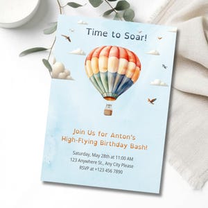 Convite de aniversário editável com balão de ar quente, modelo para festa de menino voando alto no Canva, convite com tema de viagem e aventura | SS129